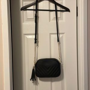 Style magnet! Quilted stitching black bad w gold chain and tassel!
